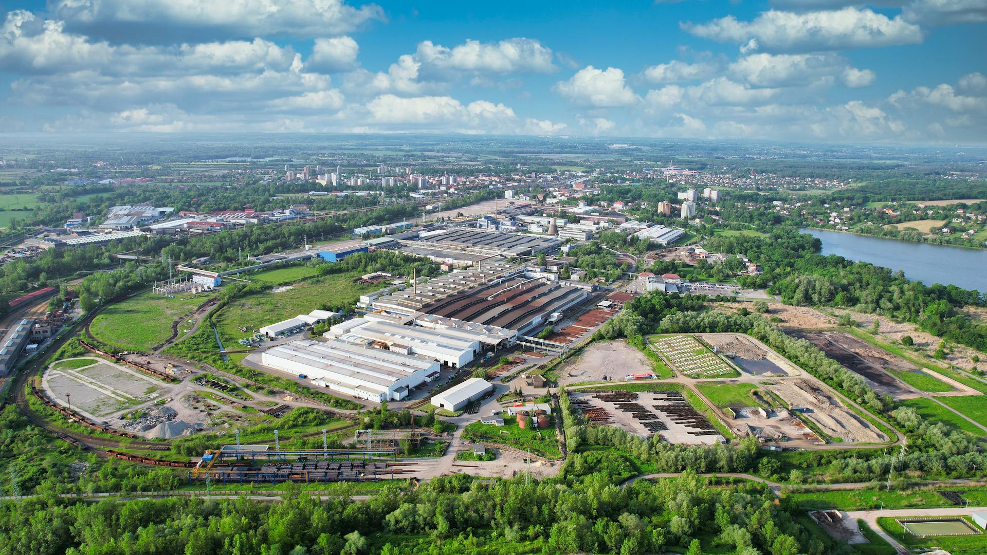 Luchtperspectief van een complex infrastructuurproject,overzicht en regie