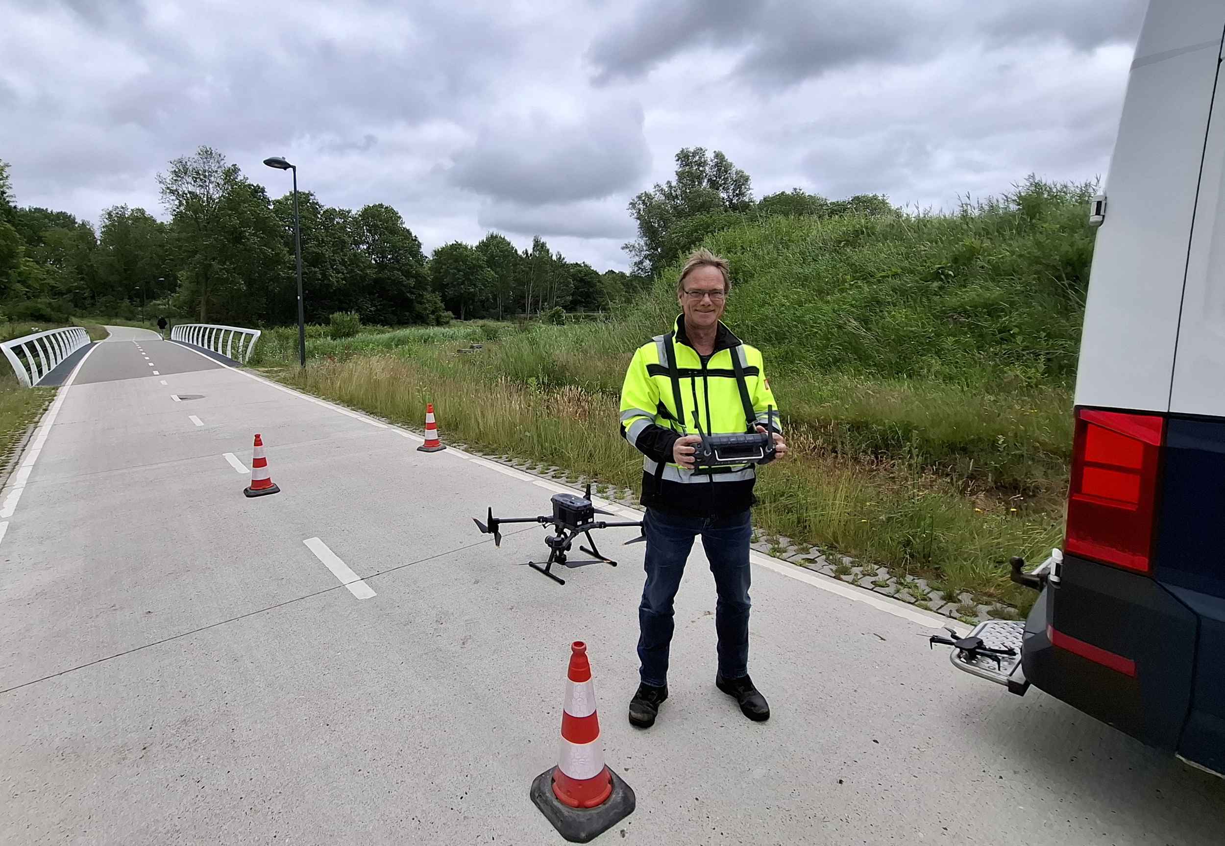Klaas Kanis bij de drone tijdens een inspectie in het veld